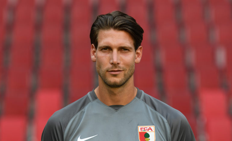 Fabian Giefer in der Diskussion beim FC Augsburg