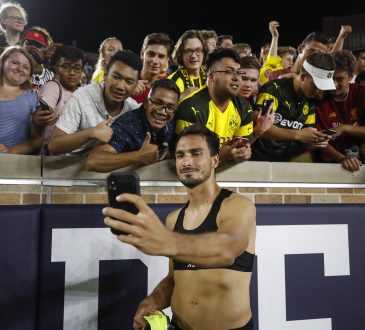 Mats Hummels mit Fans