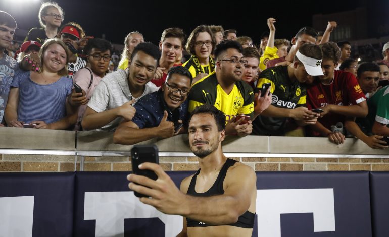 Mats Hummels mit Fans