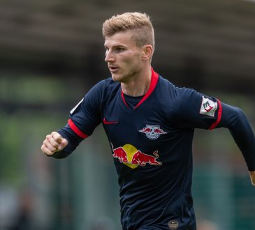 Timo Werner führt Gespräch mit Berater