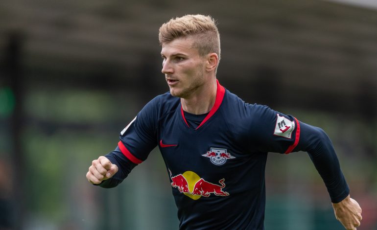 Timo Werner führt Gespräch mit Berater