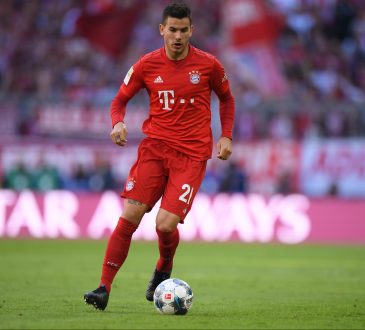 Lucas Hernández mit Bayern-Trikot im Dribbling