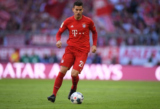 Lucas Hernández mit Bayern-Trikot im Dribbling