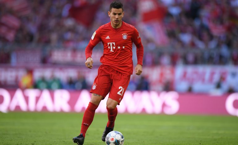 Lucas Hernández mit Bayern-Trikot im Dribbling