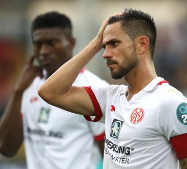 Mainz 05-Kapitän Danny Latza äußert sich zum Ex-Trainer Sandro Schwarz. Dabei kritisiert er vor allem seine eigene Mannschaft.