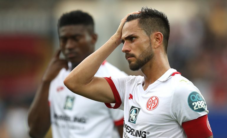 Mainz 05-Kapitän Danny Latza äußert sich zum Ex-Trainer Sandro Schwarz. Dabei kritisiert er vor allem seine eigene Mannschaft.