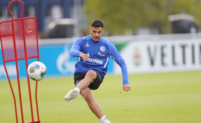 Ozan Kabak im Training bei Schalke