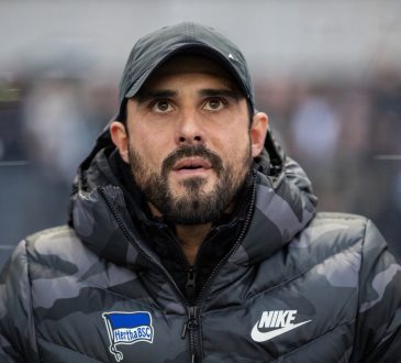 Alexander Nouri mit Cap und dicker Jacke hat den Blick nach vorne gerichtet