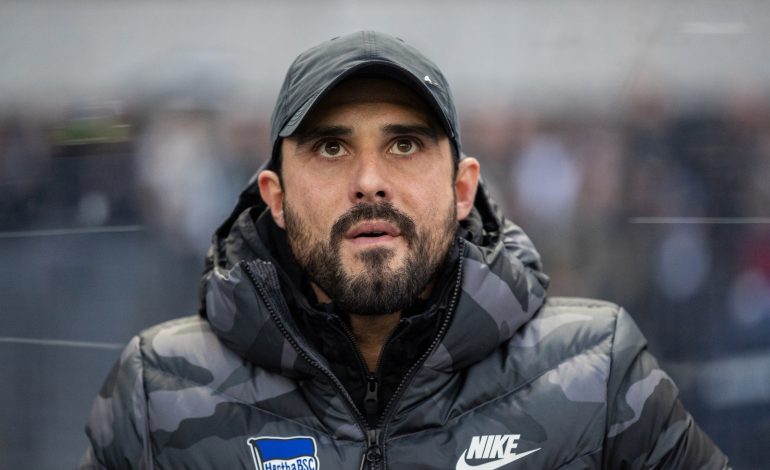 Alexander Nouri mit Cap und dicker Jacke hat den Blick nach vorne gerichtet