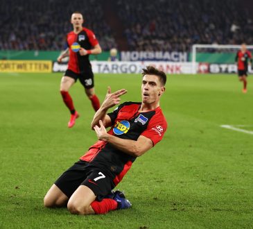 Hertha-Spieler Piatek feiert ein Tor