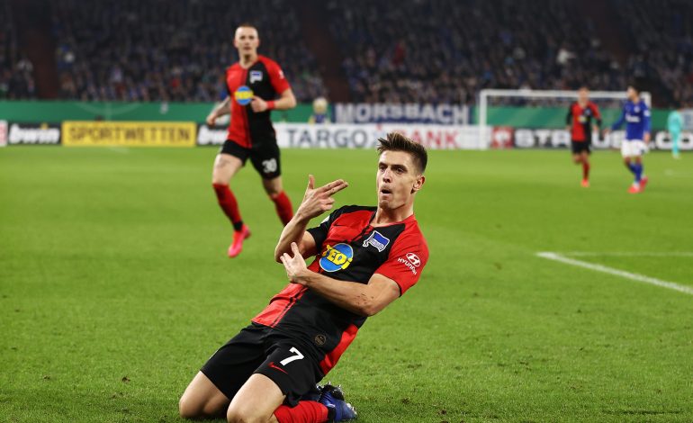 Hertha-Spieler Piatek feiert ein Tor