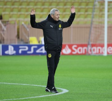 Lucien Favre steht im schwarzen Trainingsanzug von Borussia Dortmund auf dem Platz