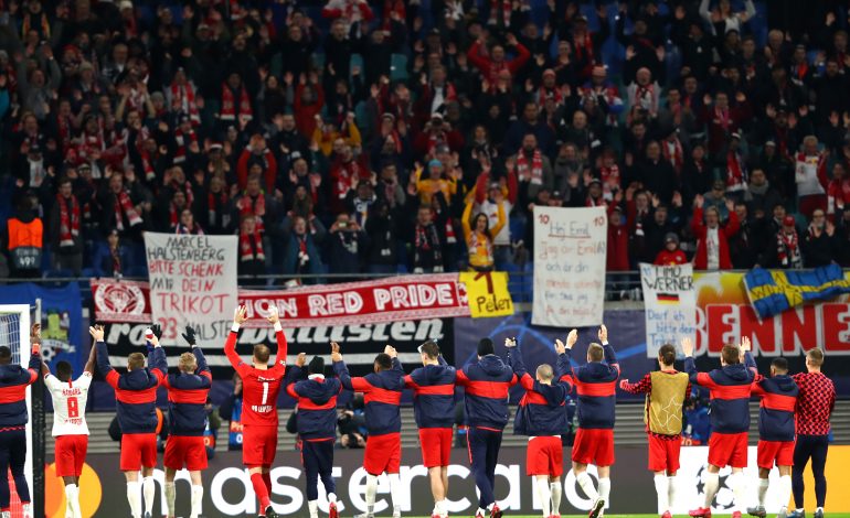 RB Mannschaft jubelt mit Fans