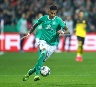 Davie Selke im Werder Bremen Trikot im Sprint mit Ball