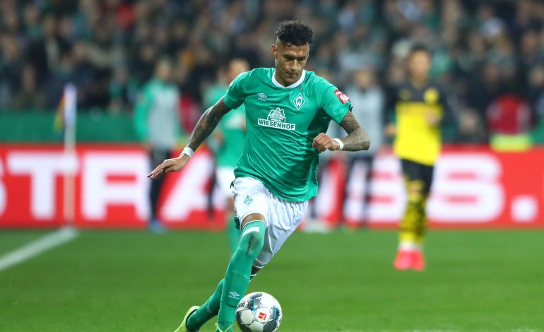 Davie Selke im Werder Bremen Trikot im Sprint mit Ball