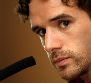 Owen Hargreaves sitzt seitlich vor einem kleinen Mikrophon