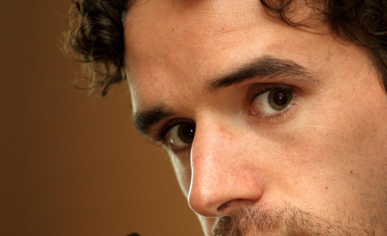 Owen Hargreaves sitzt seitlich vor einem kleinen Mikrophon