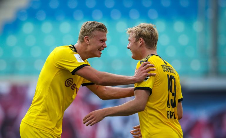 Erling Haaland (l.) mit Julian Brandt (r.)