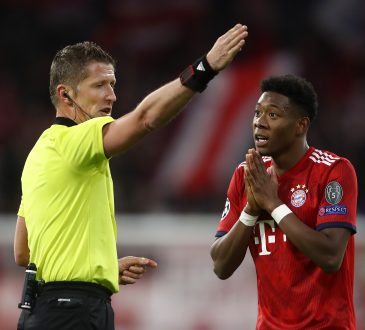 Daniele Orsato (l.) und Bayern-Star David Alaba (r:)