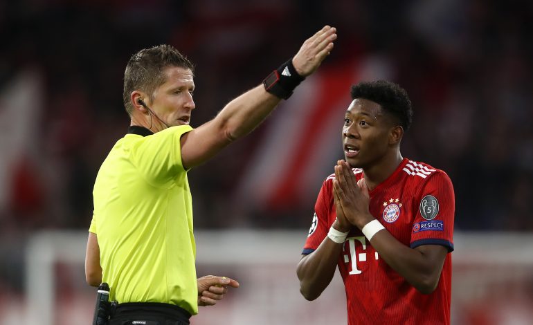 Daniele Orsato (l.) und Bayern-Star David Alaba (r:)