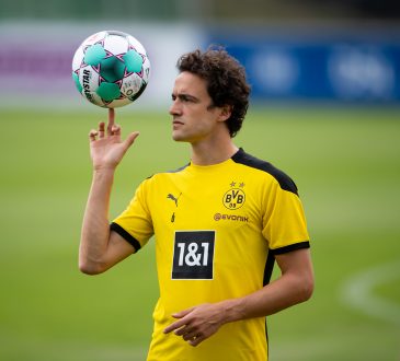 Thomas Delaney dreht einen Fussball auf seinem Finger