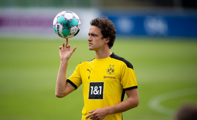 Thomas Delaney dreht einen Fussball auf seinem Finger