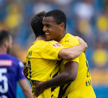 Manuel Akanji (r.) mit Giovanni Reyna (l.)