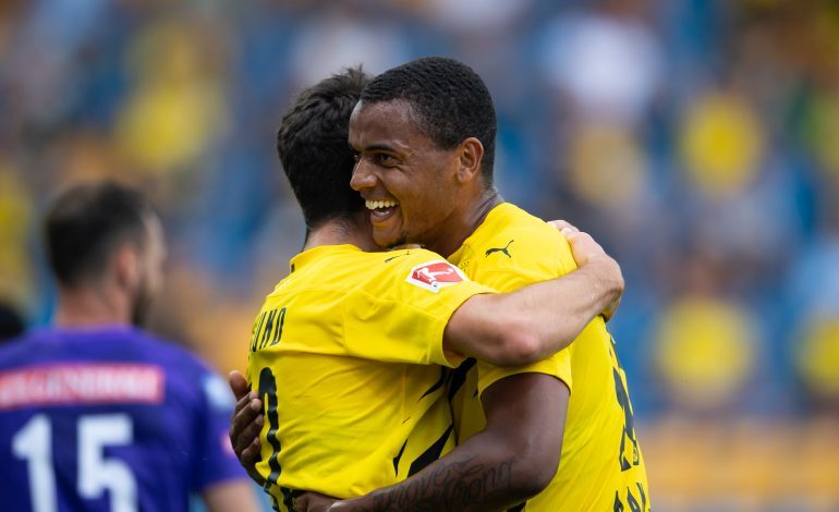 Manuel Akanji (r.) mit Giovanni Reyna (l.)