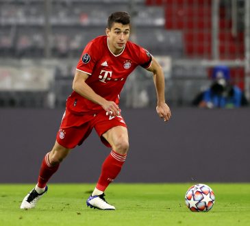 Marc Roca im Trikot von Bayern München mit Ball am Fuß