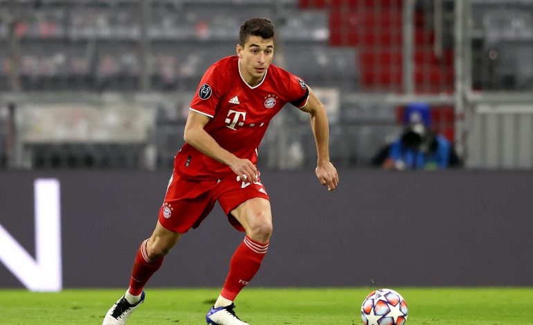 Marc Roca im Trikot von Bayern München mit Ball am Fuß