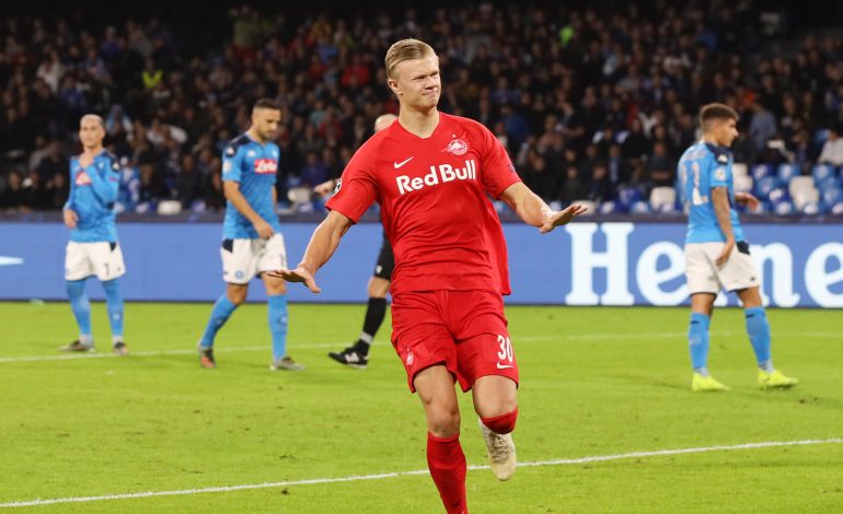 Erling Haaland im Trikot von Salzburg jubelt über sein Tor