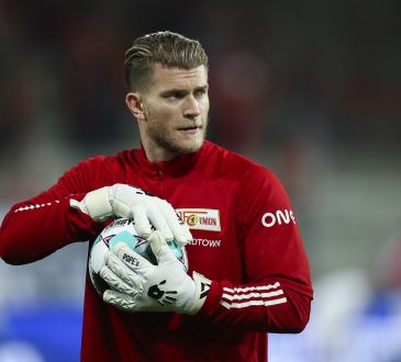 Loris Karius mit Ball in der Hand