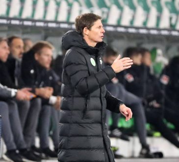 Wolfsburg-Trainer Oliver Glaser mit Mantel an der Seitenlinie