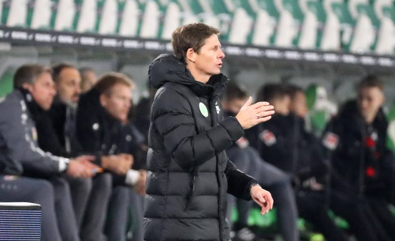 Wolfsburg-Trainer Oliver Glaser mit Mantel an der Seitenlinie