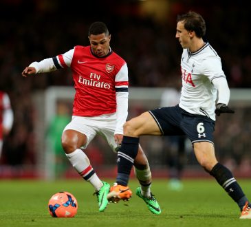 Serge Gnabry im Trikot des FC Arsenal London bei einem Zweikampf