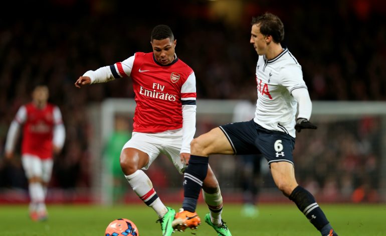 Serge Gnabry im Trikot des FC Arsenal London bei einem Zweikampf