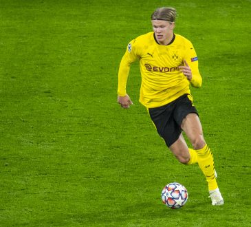 Erling Haaland rennt mit Ball am Fuß