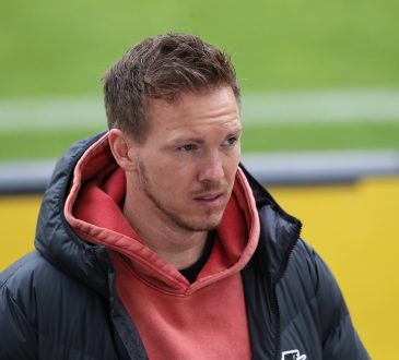 Trainer Nagelsmann mit orangenem Kapuzenpulli und schwarzer Jacke