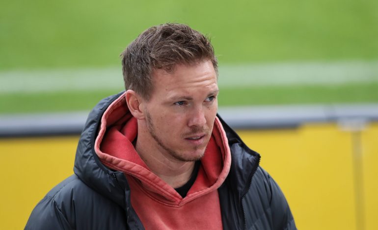 Trainer Nagelsmann mit orangenem Kapuzenpulli und schwarzer Jacke