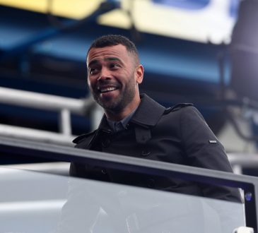 Ashley Cole mit Mantel auf der Tribüne