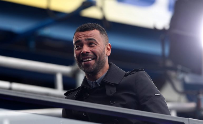 Ashley Cole mit Mantel auf der Tribüne