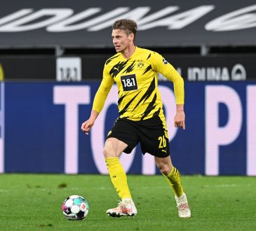 Der Dortmunder Fußballer Lukasz Piszcek mit Blick nach oben und Ball am Fuss