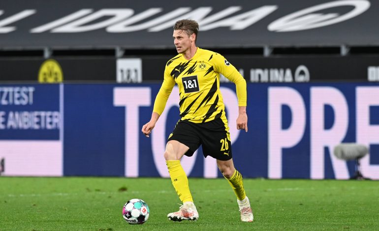 Der Dortmunder Fußballer Lukasz Piszcek mit Blick nach oben und Ball am Fuss