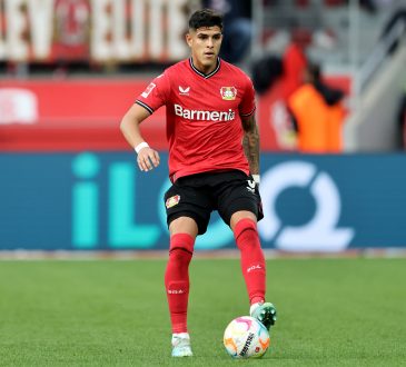 Piero-Hincapie-am-Ball-für-Bayer-04-Leverkusen