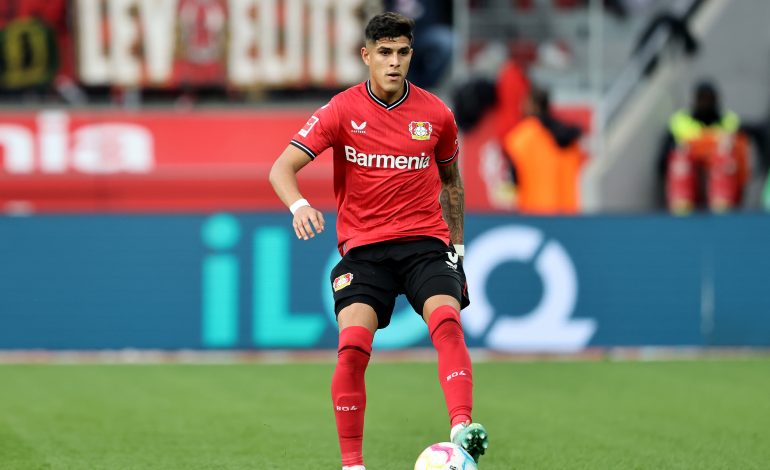 Piero-Hincapie-am-Ball-für-Bayer-04-Leverkusen