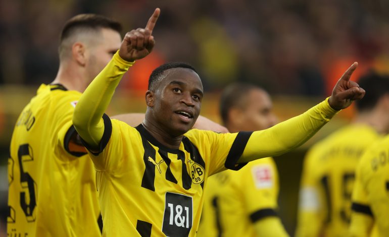 Bild: Youssoufa Moukoko bejubelt ein Tor für Borussia Dortmund.