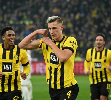Foto: Verteidiger Nico Schlotterbeck von Borussia Dortmund zelebriert seinen Treffer zum zwischenzeitlichen 2:1 gegen den FC Augsburg (4:3-Endstand) mit einem Bizeps-Jubel.