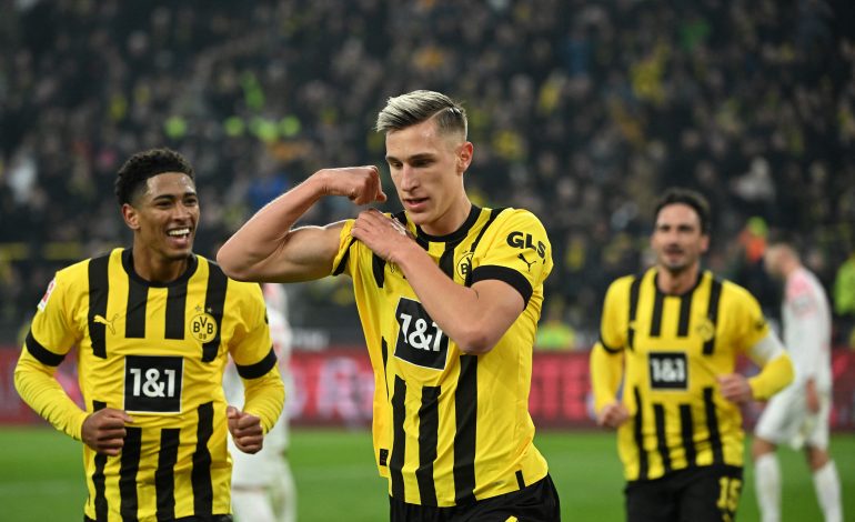 Foto: Verteidiger Nico Schlotterbeck von Borussia Dortmund zelebriert seinen Treffer zum zwischenzeitlichen 2:1 gegen den FC Augsburg (4:3-Endstand) mit einem Bizeps-Jubel.