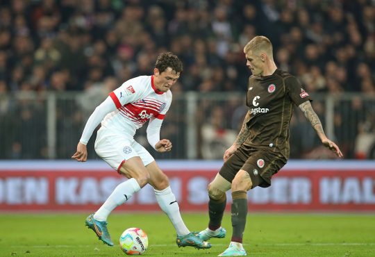 Foto: Reese im Duell mit St. Paulis Smith.