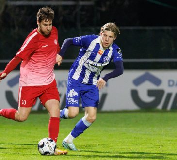 Foto: Jens Petter Hauge im Zweikampf während eines Freundschaftsspiels seines Klubs KAA Gent gegen KRC Gent.